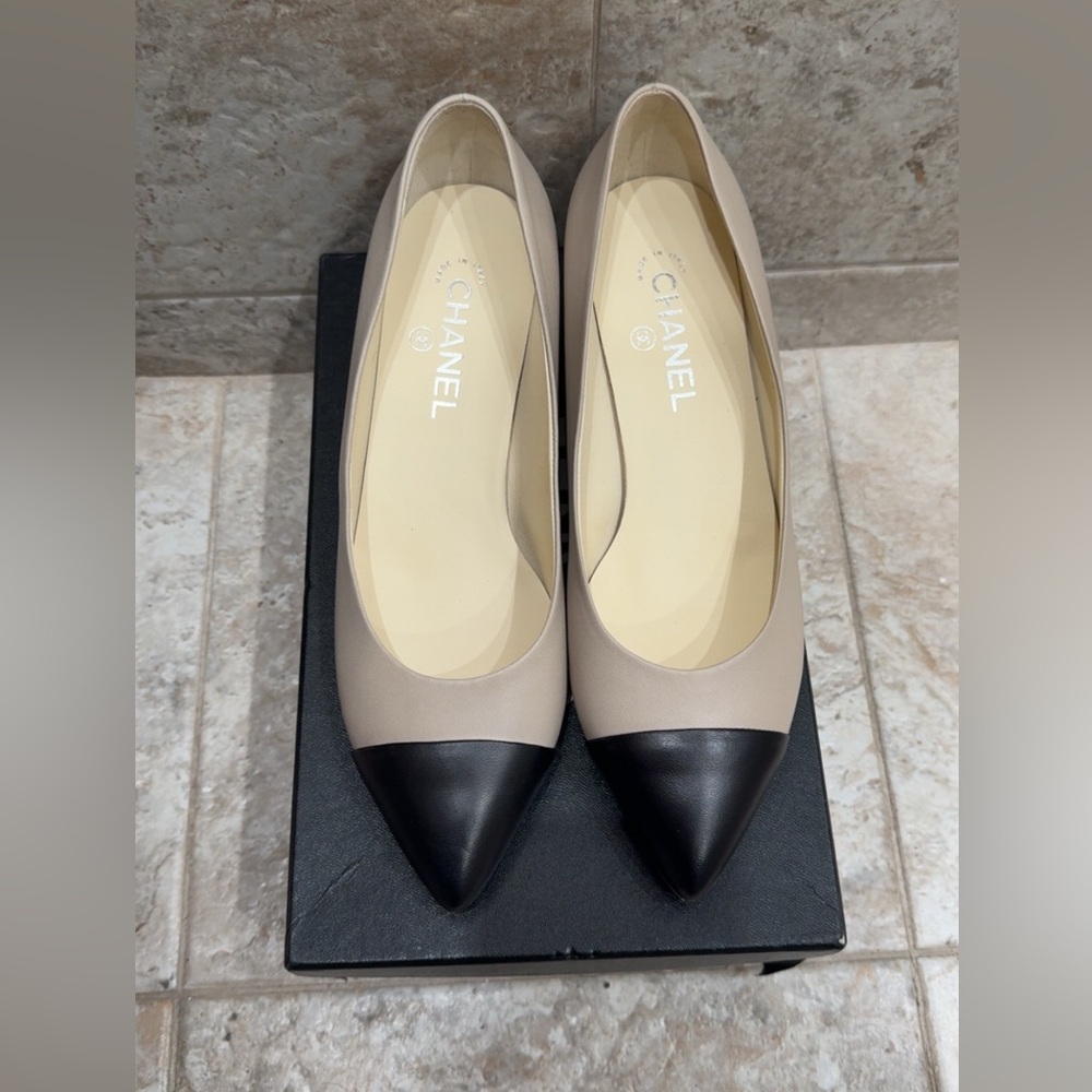 CHANEL Women's Beige and Black Flats